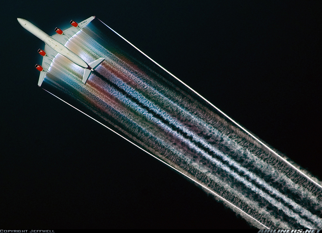 Traînée colorée d'un Airbus A340