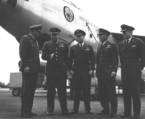 De gauche à droite : McCoy, LeMay, Selser, Mooney et Tarter, devant un B-47 du 306ème Bomb Wing, à la base de Fairford (Angleterre) (USAF]