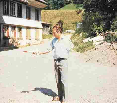 Meier avec un pistolet laser emprunté à Menary le 6 Juillet 1977 à Menara, centre de Semjase de l'étoile d'argent