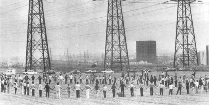 Le 1980-08-15, un groupe de gens  attend le retour des ovnis à l'endroit où Fontaine a affirmé qu'ils reviendraient