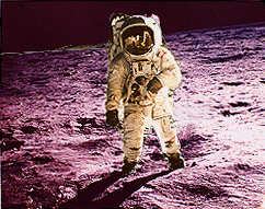 L'appareil photo de Armstrong était monté à hauteur de sa poitrine. Pourquoi alors une photographie de Aldrin
        par Armstrong semble prise de au-dessus d'Aldrin et peut-on voir le dessus de sa tête ?