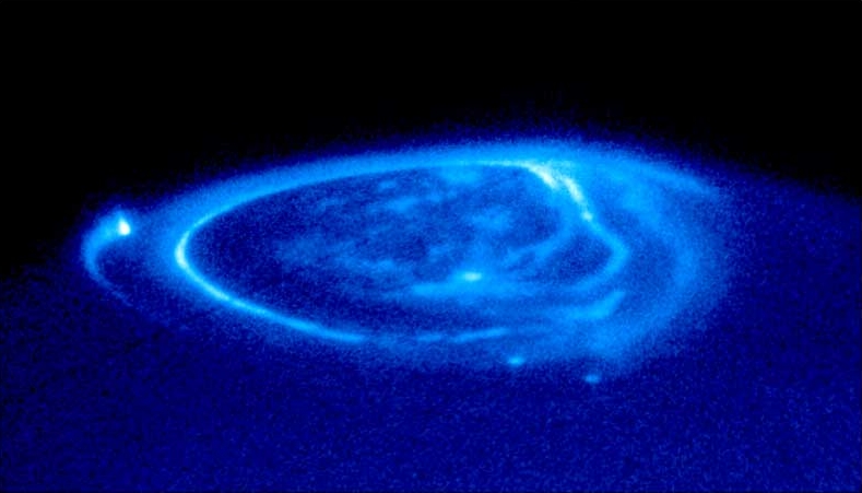 Photographie ultraviolet d'une aurore boréale sur Jupiter