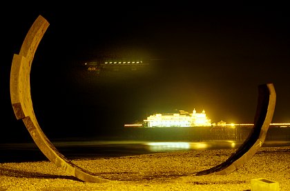 Une lumière mystérieuse qui ne semble pas éclairer son environnement, contrairement à la source lumineuse non visible venant de la gauche 