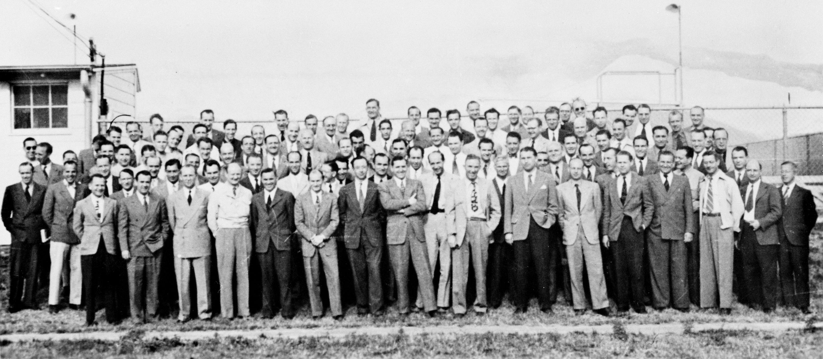 L'équipe de scientifiques allemands à Fort Bliss (Texas) en 1946. En médaillon, Wernher Von Braun (7ème à partir de la droite)