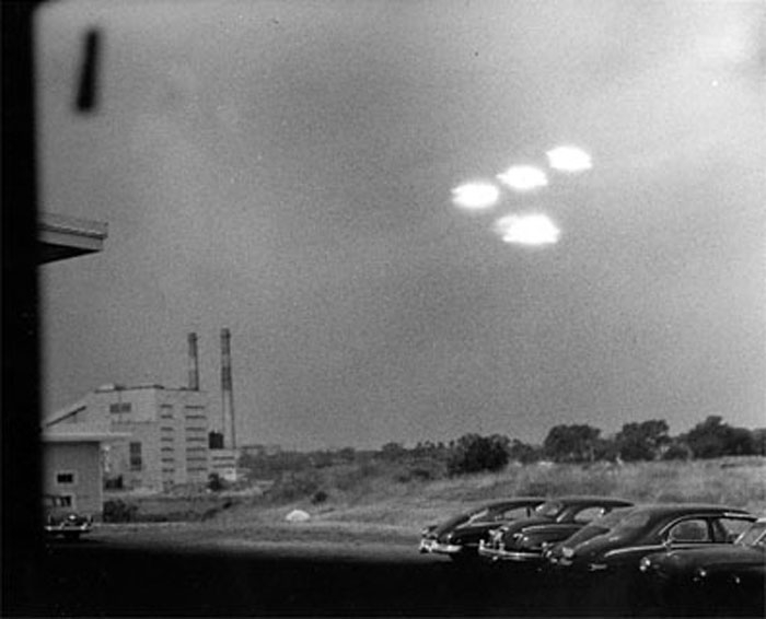 Une photo fameuse prise à Salem en 1952 : des reflets sur la vitre à travers laquelle elle a été prise