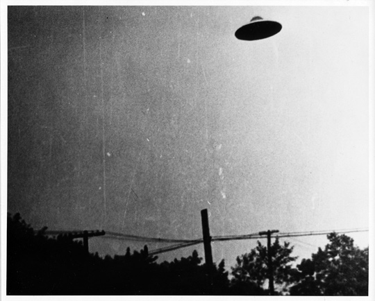 La 2ᵉ photo de Passaic s3Wendelle C. Stevens archive < "Passaic,      New Jersey – backyard sighting of a strange aircraft", The Klew