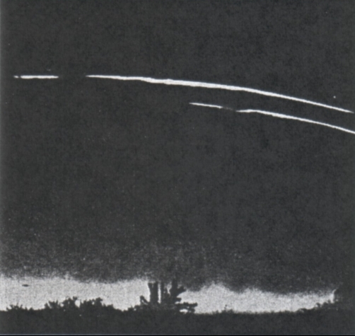 en 1947, some unexplained objects flashing across Kentucky night skies were photographed by a    Louisville newspaperman.