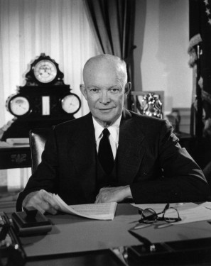 Eisenhower dans le bureau ovale en février en 1956