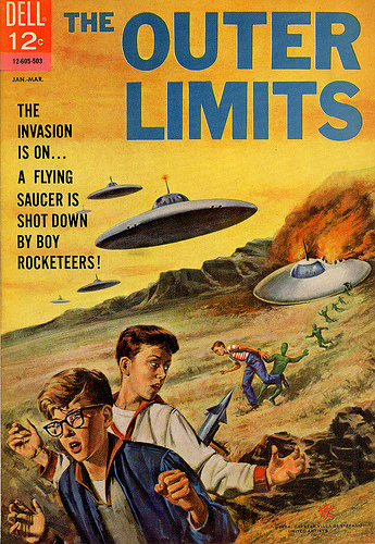 Couverture du n°5 de The Outer Limits, titrant L'invasion est en cours... une soucoupe volante est descendue par garçons lanceurs de fusées !