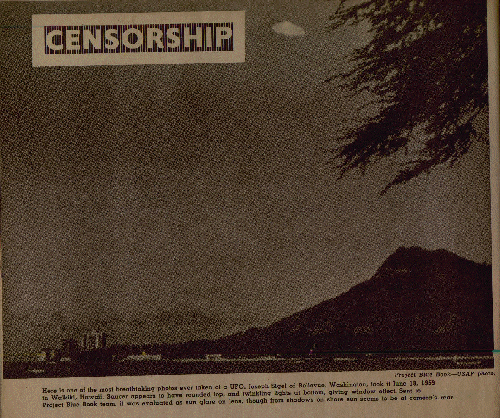 Voici une des photos les plus époustouflantes jamais prise d'un ovni. Joseph Sigel de Bellevue (Washington), la prit    la le jeudi 18 juin 1959 à Waikiki, Hawaii. La soucoupe semble avoir un sommet arrondi,    et des lumières scintillantes à sa base, giving window effect. Envoyé à l'équipe du projet Blue Book. Il fut évalué    comme la lueur solaire sur des lentilles, bien que d'après les ombres sur la côte le Soleil semble être derrière    l'appareil photo s3Photo      Projet Blue Book - USAF.