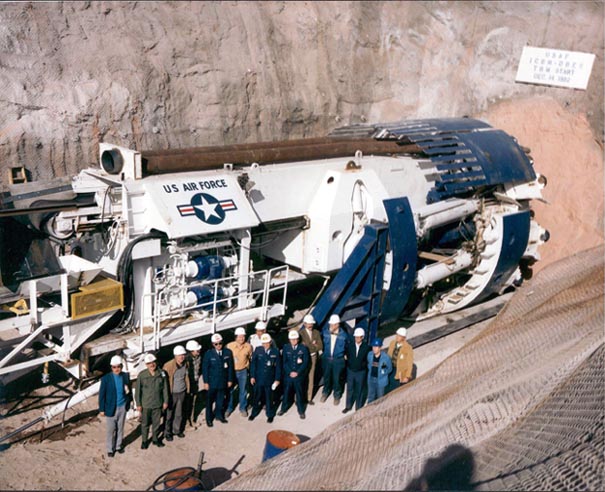 Forage de tunnel par l'USAF à Little Skull Mountain (Nevada) en      en décembre 1982