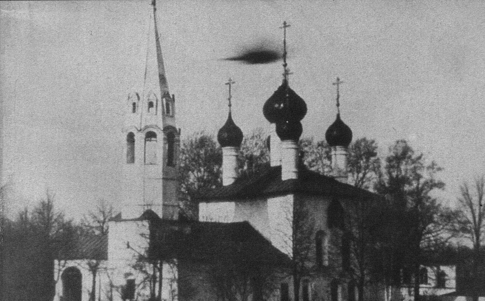 Photographie d'un ovni au-dessus d'une église à Jaroslavl, près de Moscou