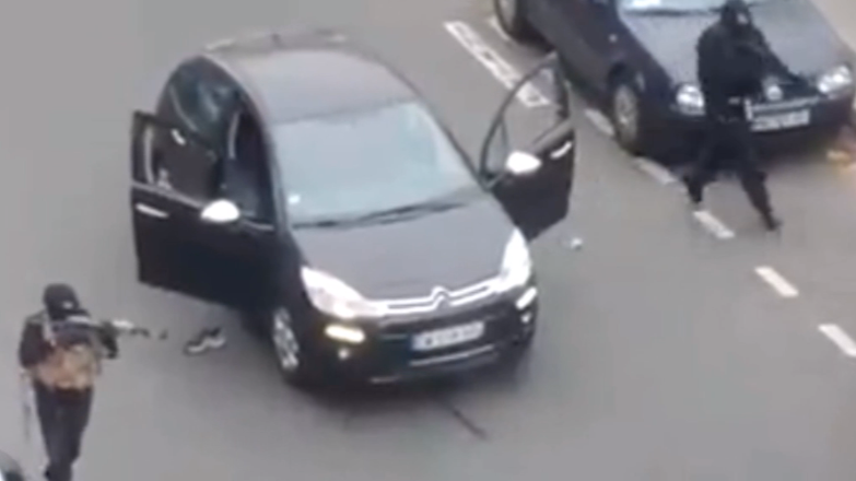 Les assassins sortant de leur voiture pour achever le policier Ahmed Merabet