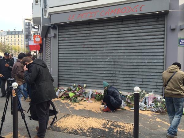 Le SAMU présent au Carillon après l'attaque, avec des corps étendus recouverts s13AP & Camus, Thibault : L'attentat        le plus meurtrier en Europe après Madrid en 2004, 2015-11-13 22:01